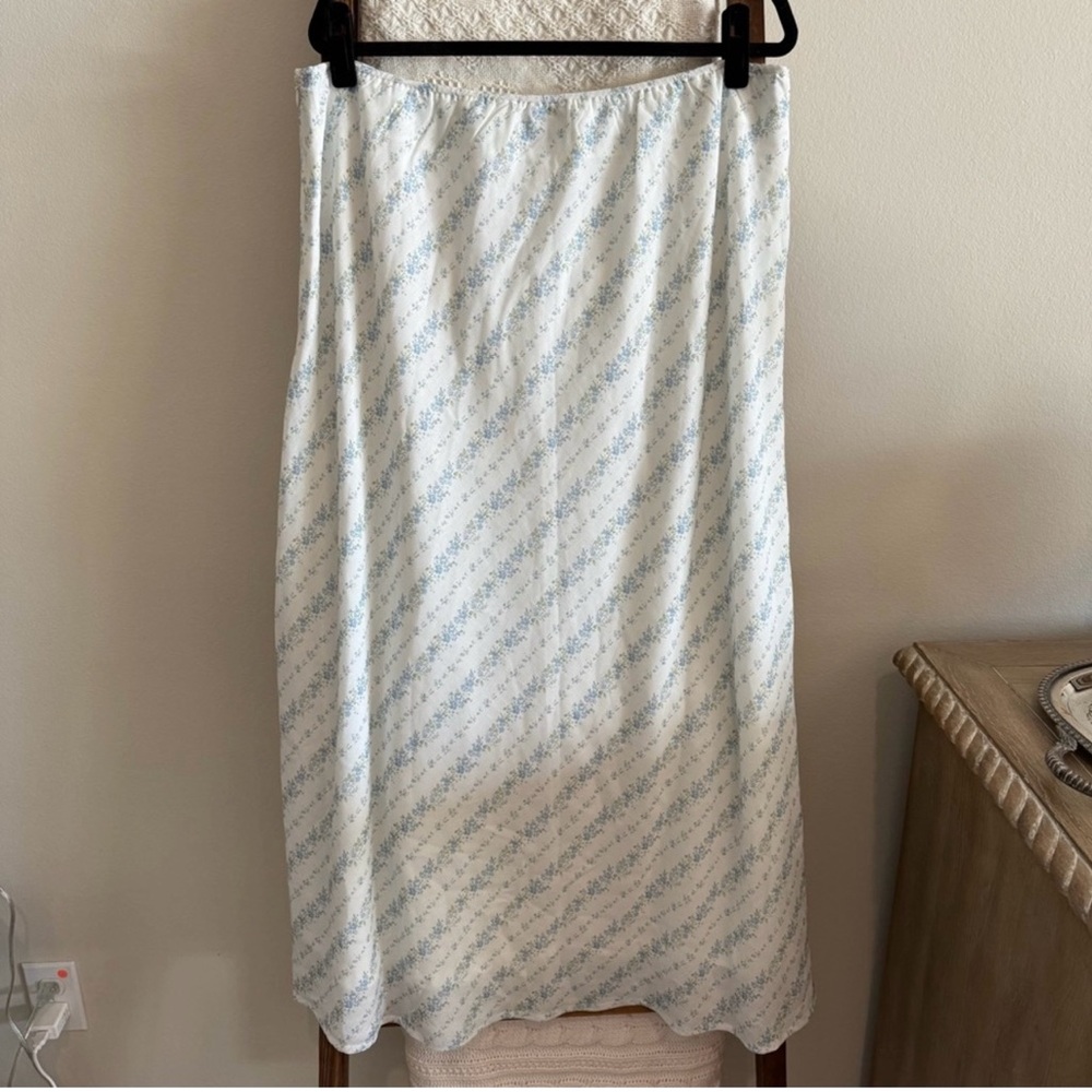 NWOT Arula White, Blue & Green Classic Floral Midi Skirt